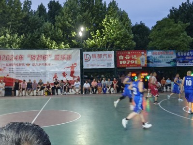 江南体育-球场上的对决如火如荼，现场气氛热烈