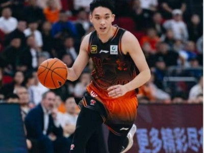 江南体育-防守铁卫崭露头角，球队再下一城进决赛