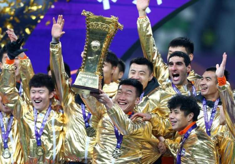 上海申花队捧起中国甲级联赛亚军奖杯，球迷欢呼不止