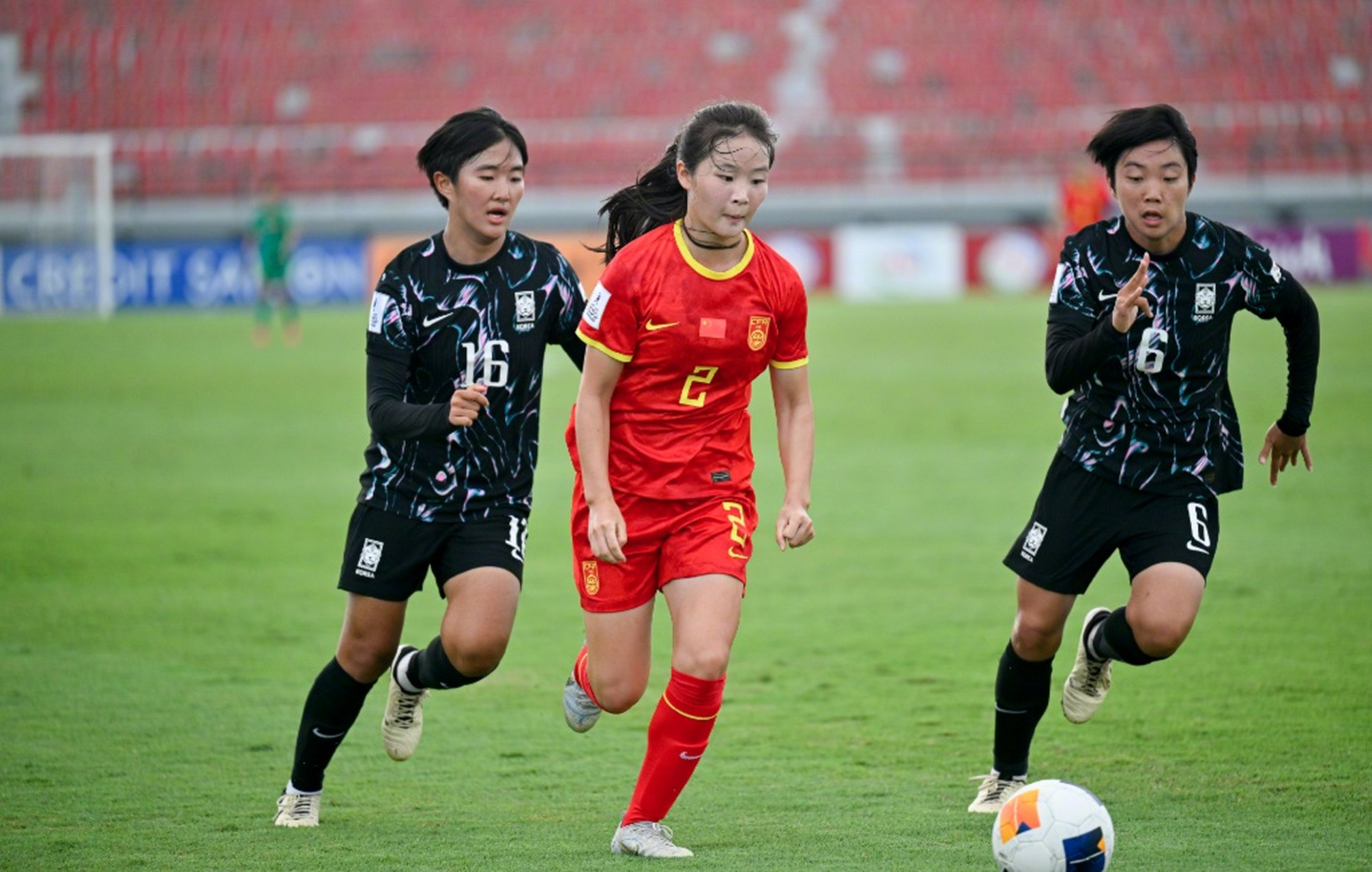 国际足球大赛现场：女选手尽显实力