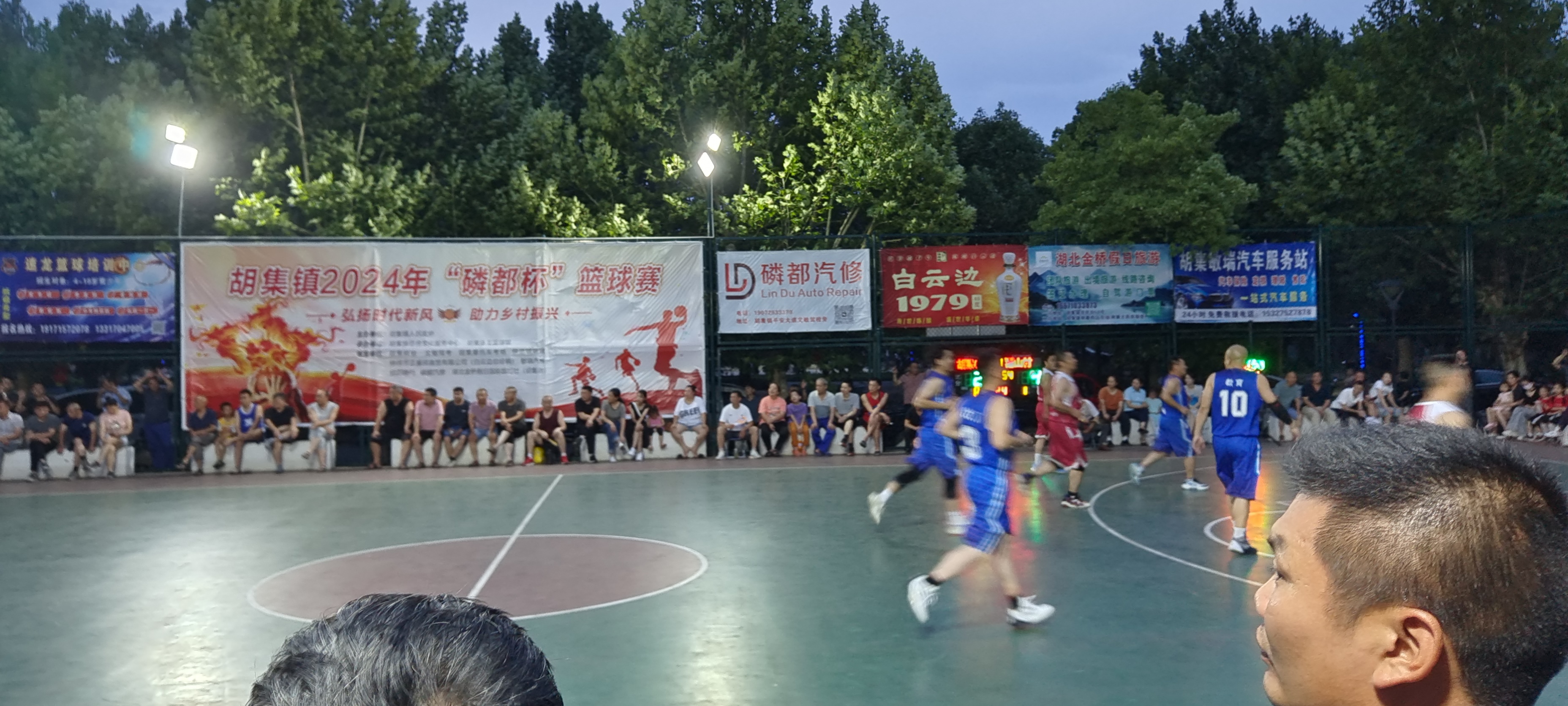 球场上的对决如火如荼，现场气氛热烈