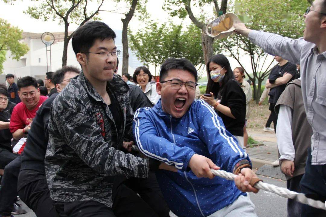 球场上的对决如火如荼，现场气氛热烈
