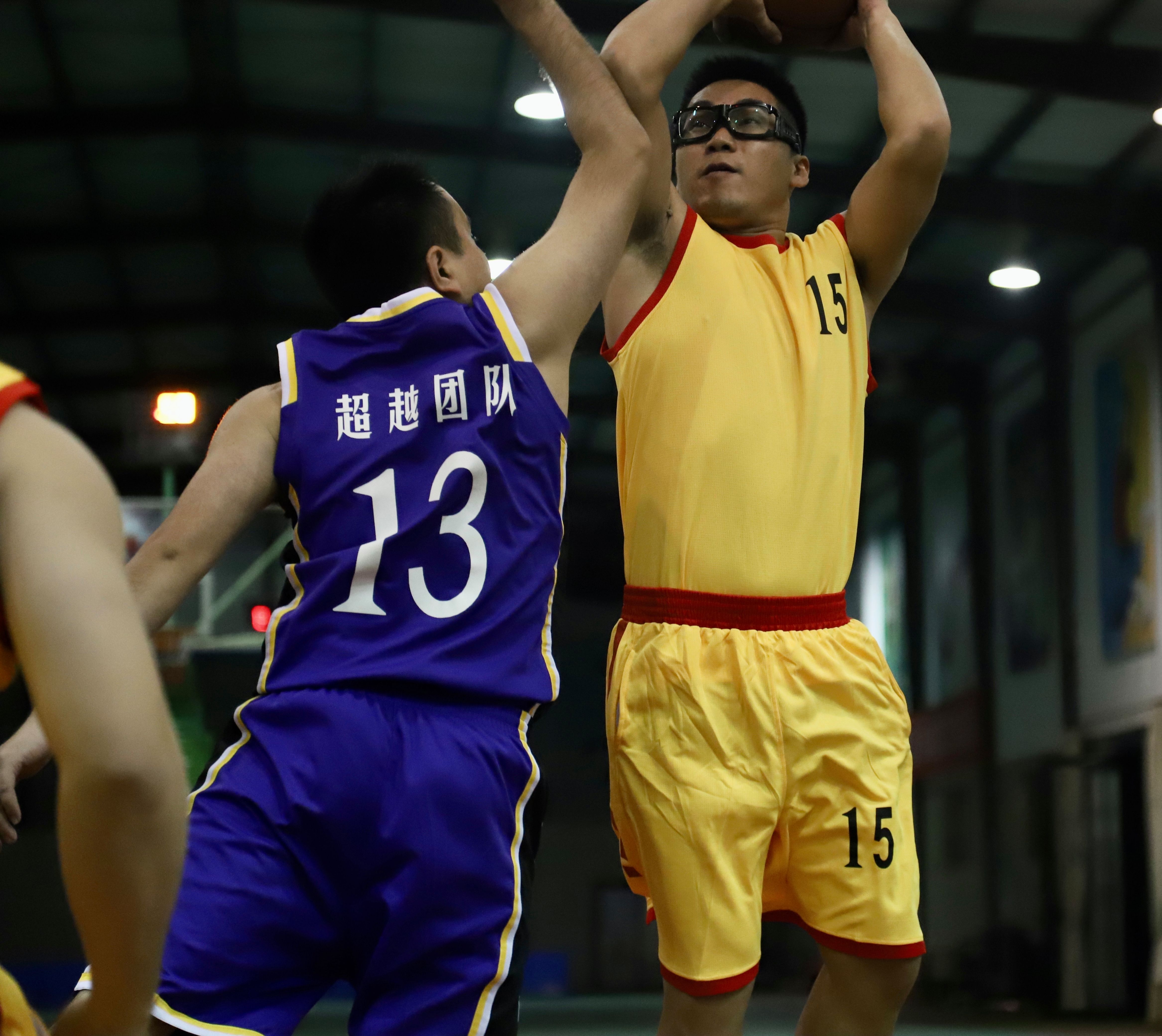 篮球明星弈战球场，勇争第一成就非凡！