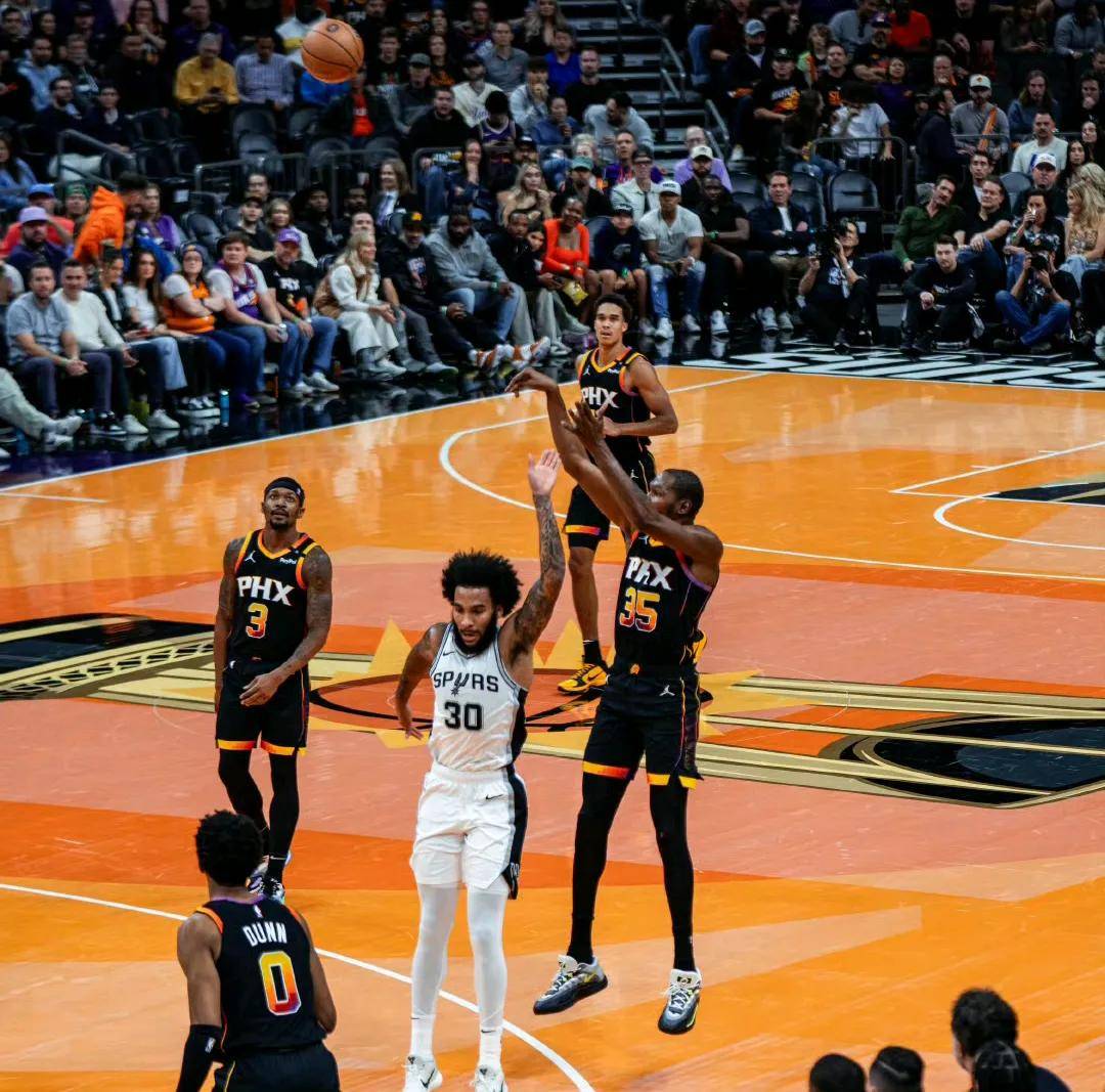 NBA季后赛：湖人横扫开拓者，晋级西部半决赛