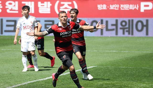 PSG主场大胜巴黎FC，占据积分榜首位